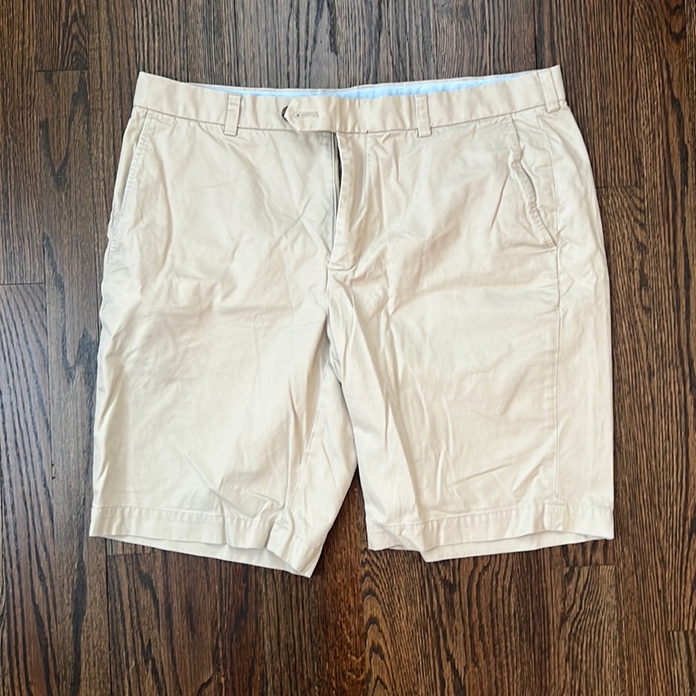 Brooks Brothers Bermuda shorts in tan. Size 38w